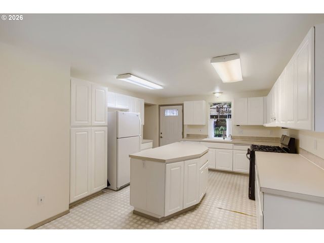 3237 Sw CARAWAY Ct, Portland, OR 97219