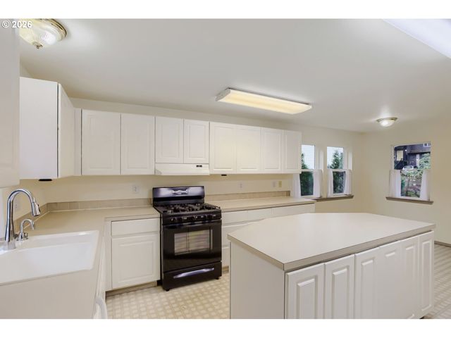 3237 Sw CARAWAY Ct, Portland, OR 97219