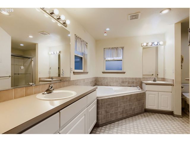 3237 Sw CARAWAY Ct, Portland, OR 97219