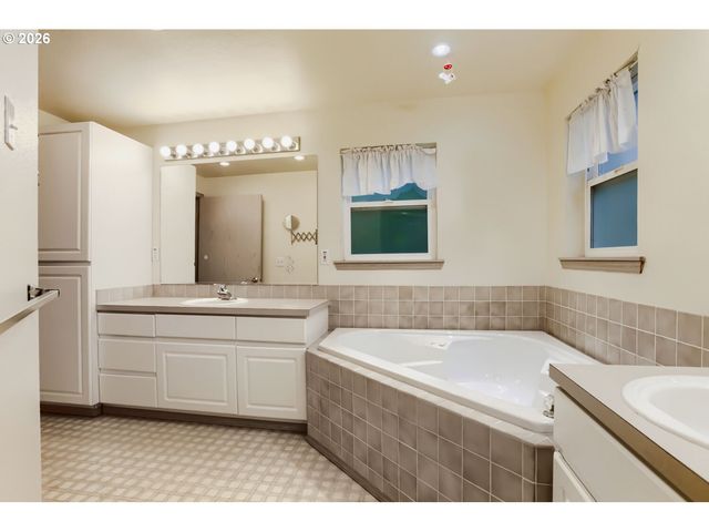 3237 Sw CARAWAY Ct, Portland, OR 97219