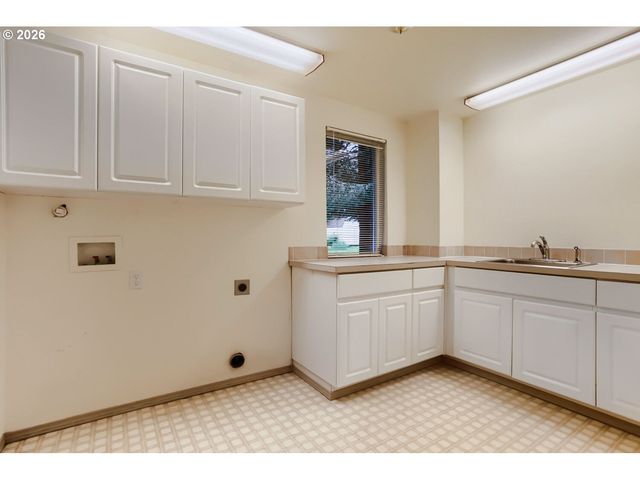 3237 Sw CARAWAY Ct, Portland, OR 97219