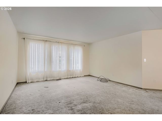 3237 Sw CARAWAY Ct, Portland, OR 97219