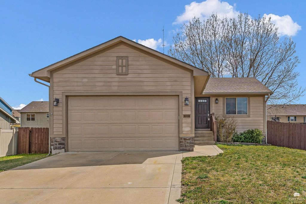 1013 Dagen, Junction City, KS 66441