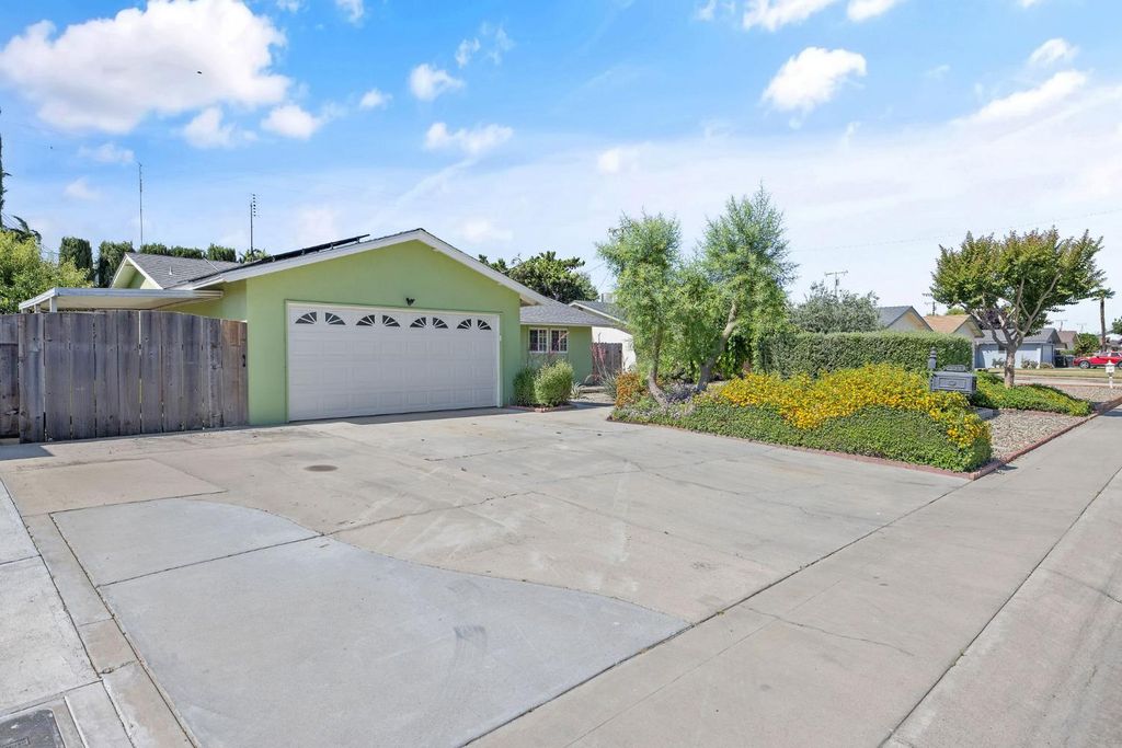 Image 1 of property listing at 3325 W Laurel Avenue, Visalia, CA 93277