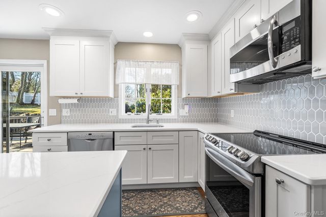 35 Rock Cliff Place, White Plains, NY 10603