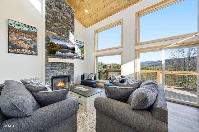 644 Ridge Top Loop, Gatlinburg, TN 37738