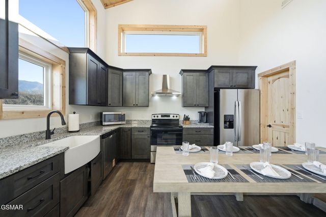 644 Ridge Top Loop, Gatlinburg, TN 37738