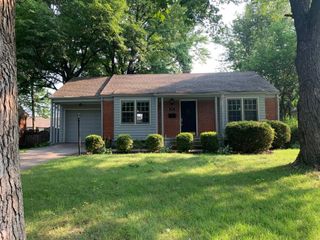 210 W Pocahontas Lane, Kansas City, MO 64114