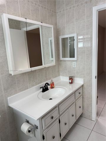 5061 W Oakland Park Blvd 211, Lauderdale Lakes, FL 33313