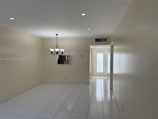 5061 W Oakland Park Blvd 211, Lauderdale Lakes, FL 33313