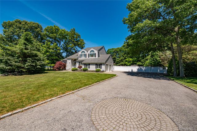 11 Annemarie Drive, Saint James, NY 11780