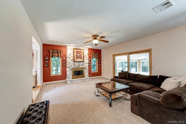 11 Annemarie Drive, Saint James, NY 11780