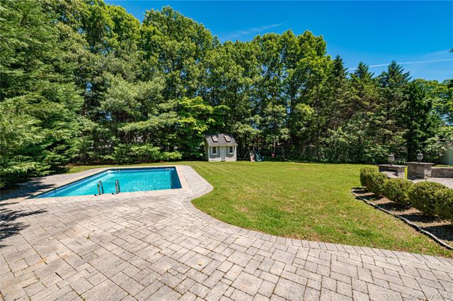 11 Annemarie Drive, Saint James, NY 11780