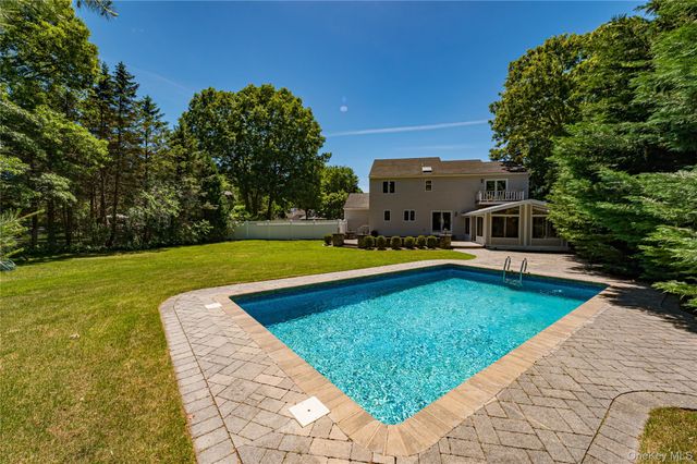 11 Annemarie Drive, Saint James, NY 11780
