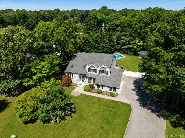 11 Annemarie Drive, Saint James, NY 11780