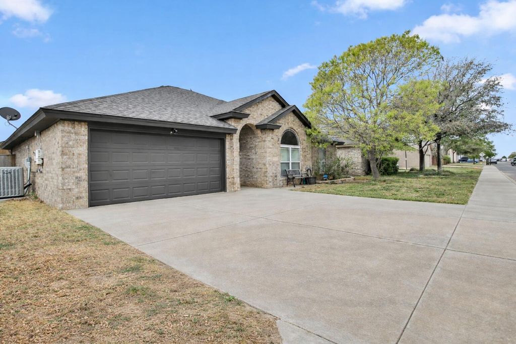 611 N 7th Street, Wolfforth, TX 79382