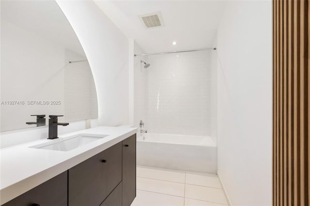 151 SE 1st St 905, Miami, FL 33131