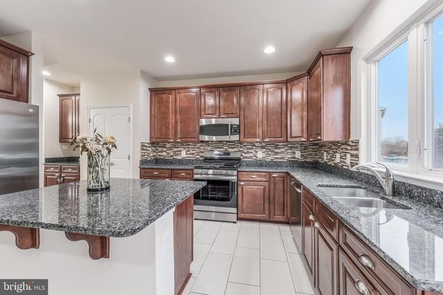 25367 WAKESTONE PARK TER, Chantilly, VA 20152