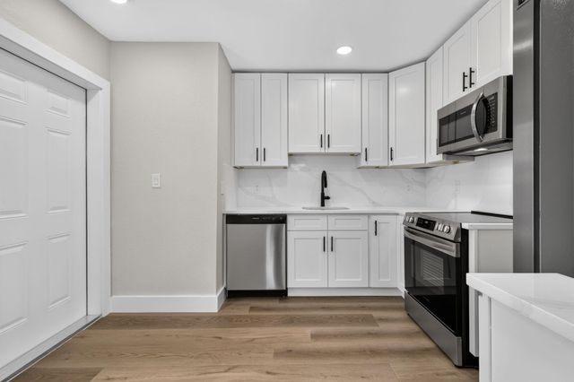 516 Independence Road 1, West Palm Beach, FL 33405