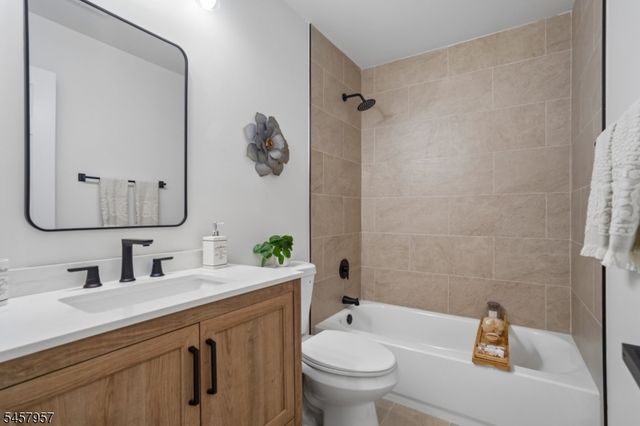 41 Paula Dr, Washington Twp., NJ 07853