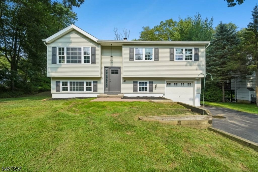 41 Paula Dr, Washington Twp., NJ 07853
