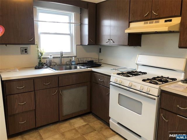 63 Highland Cross 2, Rutherford, NJ 07070