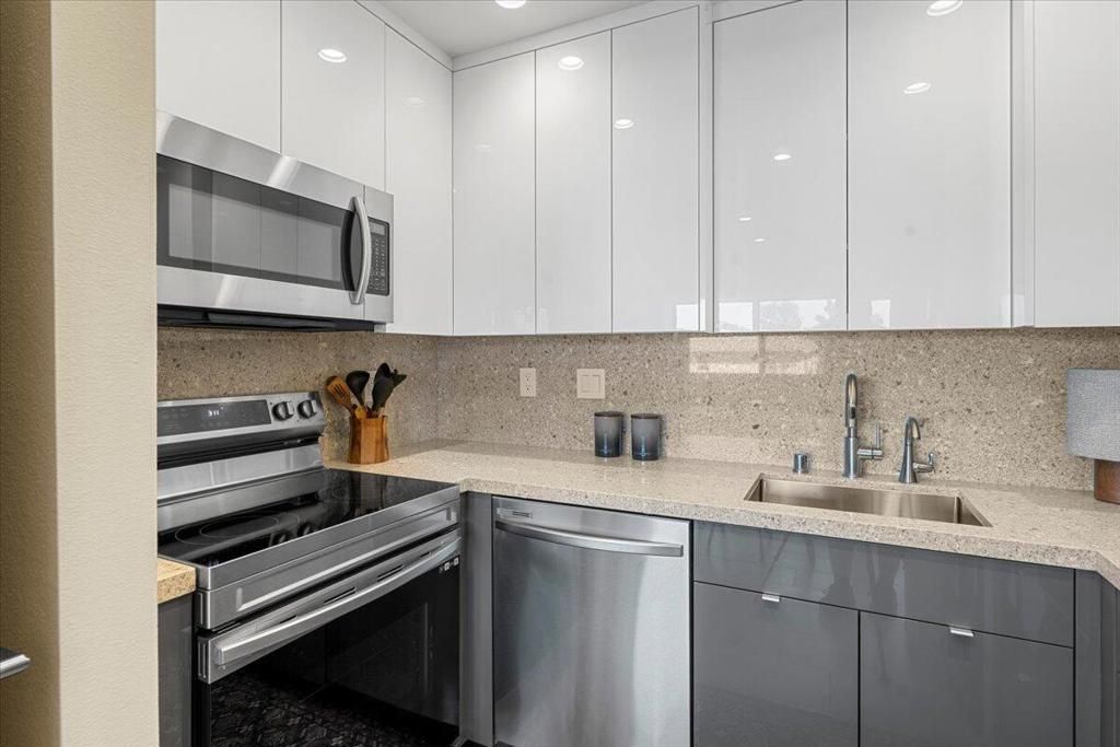 Image 10 of property listing at 467 S Calle El Segundo D1, Palm Springs, CA 92262