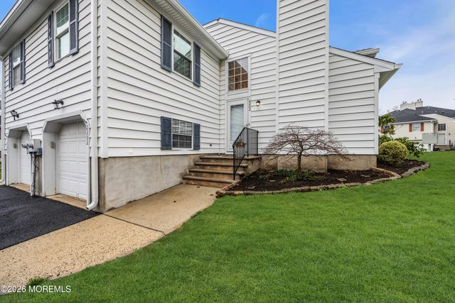 2202 Buckingham Circle, Middletown, NJ 07748