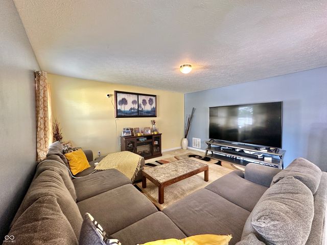 6516 Emerald Crossing Way, Indianapolis, IN 46221