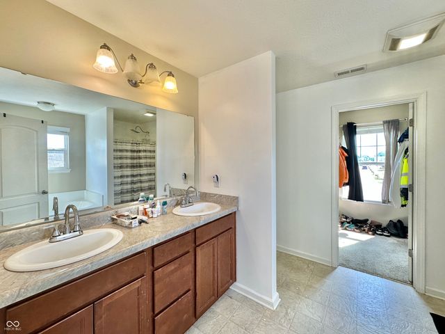 6516 Emerald Crossing Way, Indianapolis, IN 46221