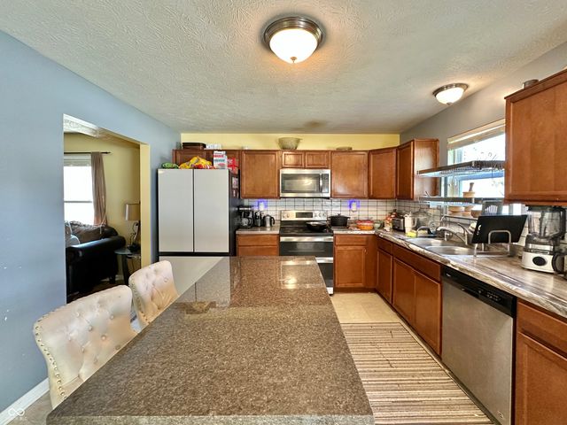 6516 Emerald Crossing Way, Indianapolis, IN 46221