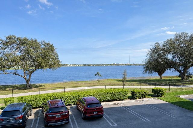 470 Executive Center Drive 2D, West Palm Beach, FL 33401
