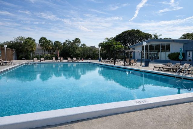 470 Executive Center Drive 2D, West Palm Beach, FL 33401