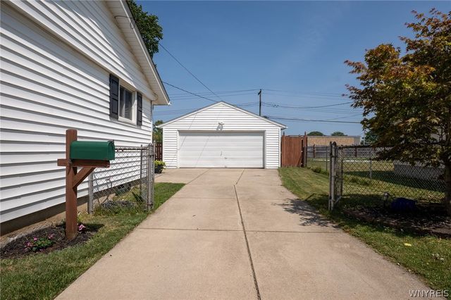 63 Queens Drive, West Seneca, NY 14224