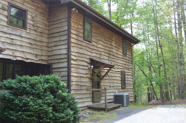 300 Good Neighbor Lane, Brevard, NC 28712