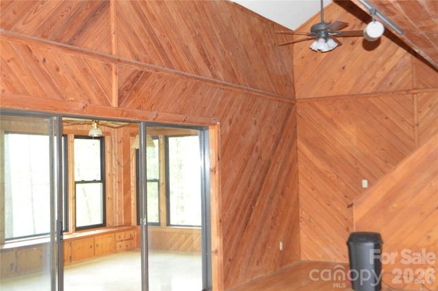 300 Good Neighbor Lane, Brevard, NC 28712