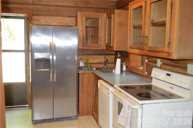300 Good Neighbor Lane, Brevard, NC 28712