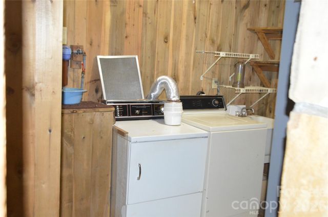 300 Good Neighbor Lane, Brevard, NC 28712
