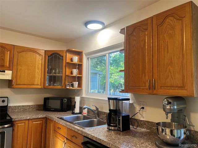 4335 Crestdale Avenue, West Bloomfield Charter Township, MI 48323