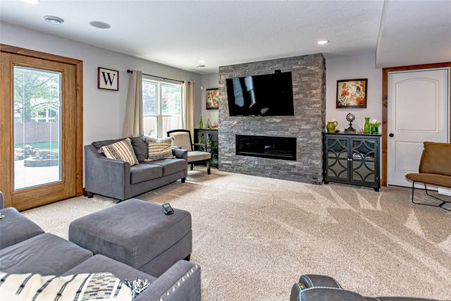 624 Lincoln Court, Center Point, IA 52213