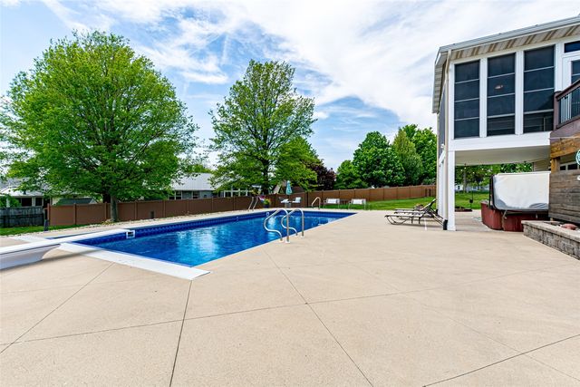 624 Lincoln Court, Center Point, IA 52213