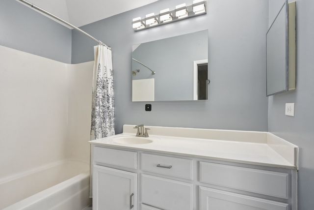 616 Pinehurst Drive, North Aurora, IL 60542