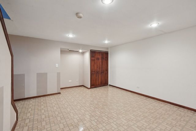 616 Pinehurst Drive, North Aurora, IL 60542