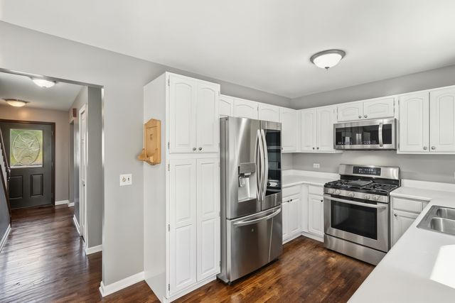 616 Pinehurst Drive, North Aurora, IL 60542