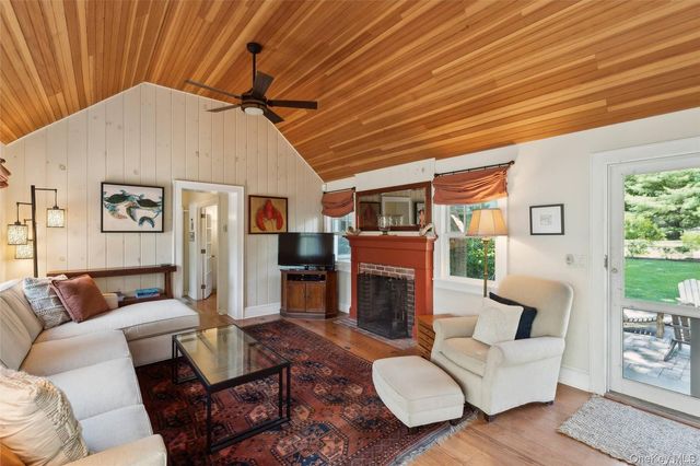 695 Main Street, Westhampton Beach, NY 11978