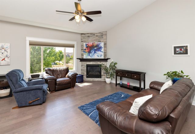 1880 SE Waddell Way, Waukee, IA 50263