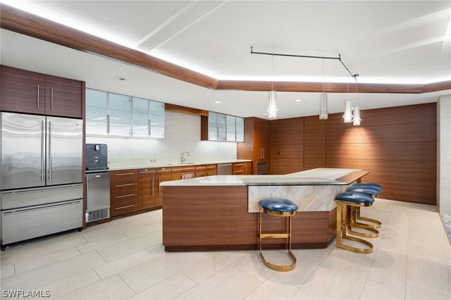 4401 Gulf Shore BLVD N D806, Naples, FL 34103