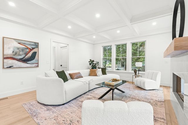 8 Oakdale Ave, Wellesley, MA 02482