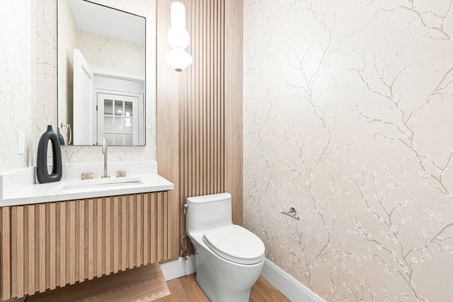 8 Oakdale Ave, Wellesley, MA 02482