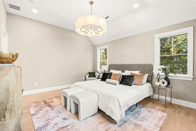 8 Oakdale Ave, Wellesley, MA 02482